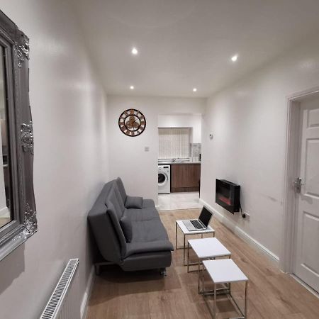Three Bedroom Modern Apartment By Luton Airport And Luton Station Bagian luar foto