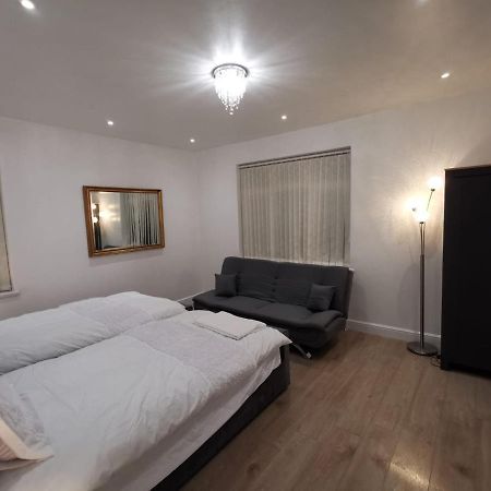 Three Bedroom Modern Apartment By Luton Airport And Luton Station Bagian luar foto