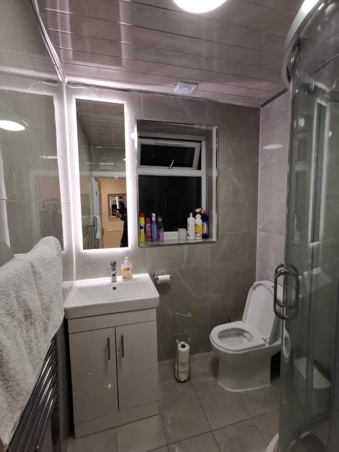 Three Bedroom Modern Apartment By Luton Airport And Luton Station Bagian luar foto