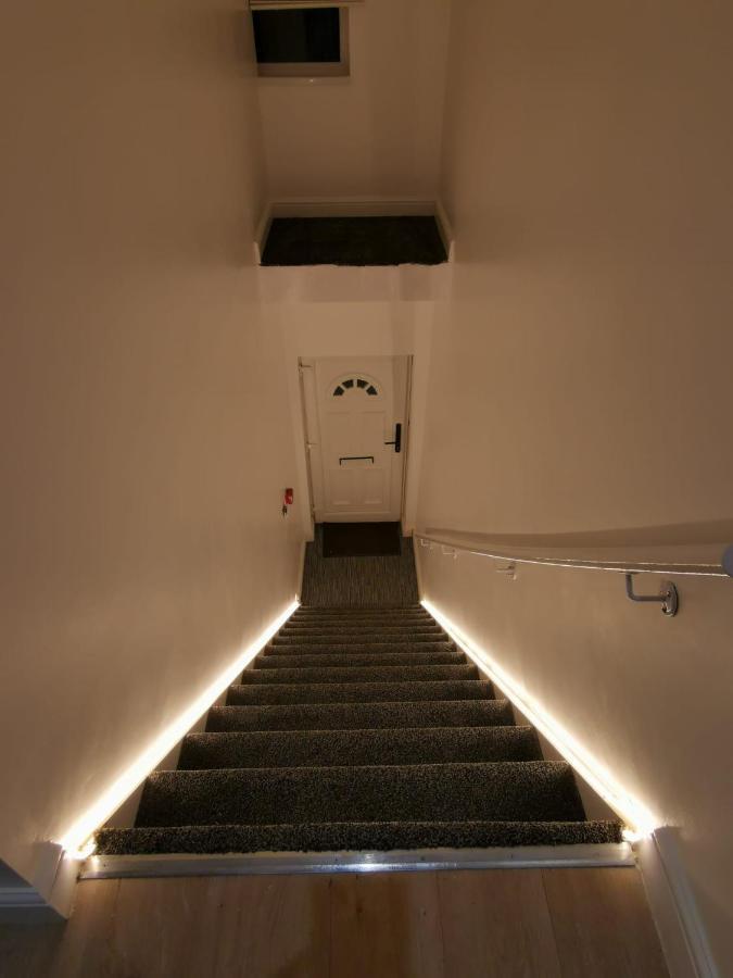 Three Bedroom Modern Apartment By Luton Airport And Luton Station Bagian luar foto