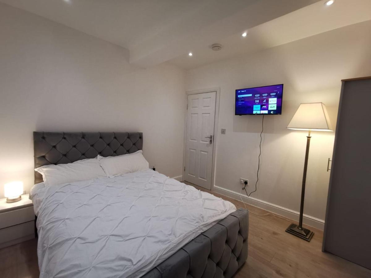 Three Bedroom Modern Apartment By Luton Airport And Luton Station Bagian luar foto