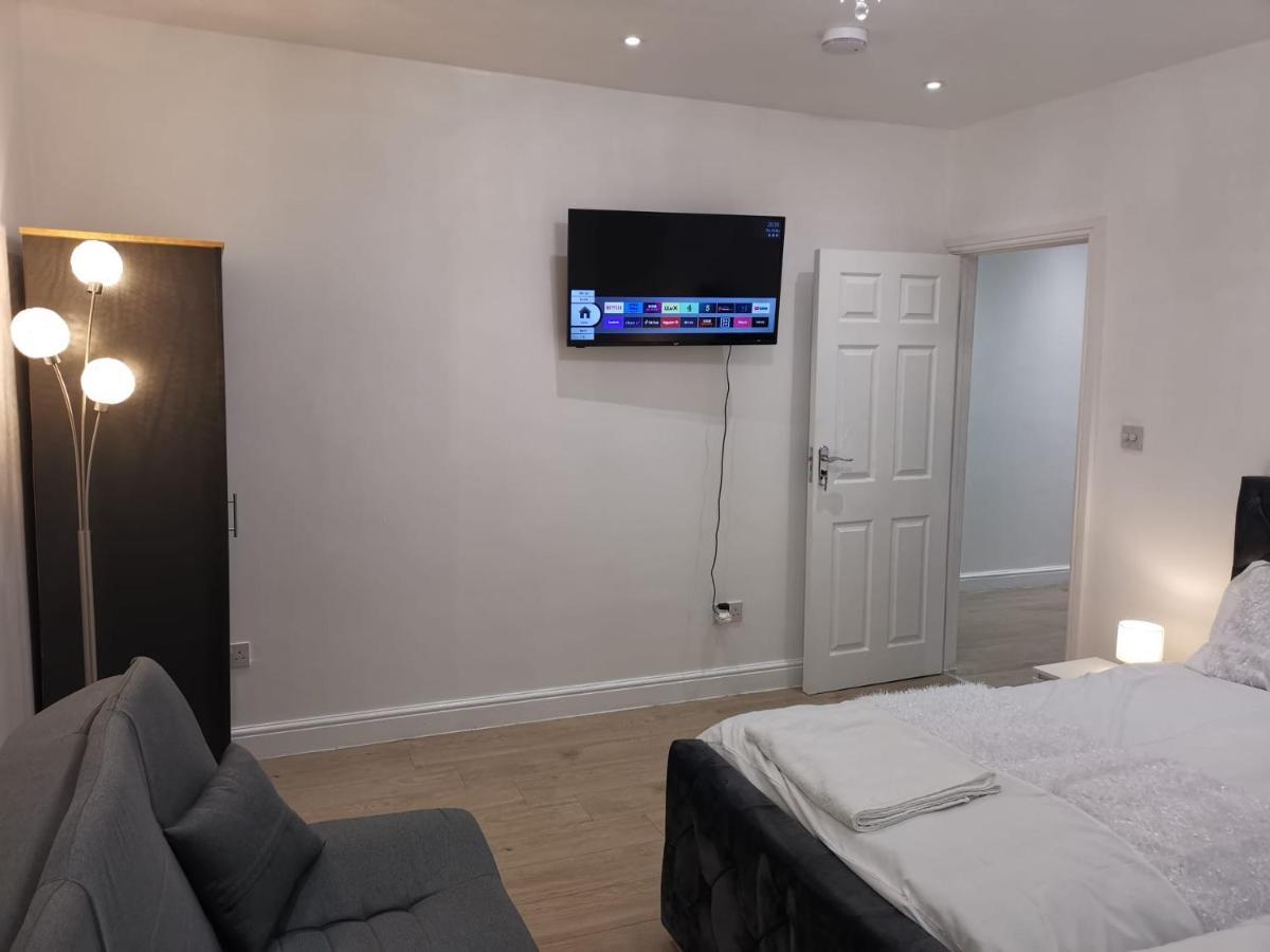 Three Bedroom Modern Apartment By Luton Airport And Luton Station Bagian luar foto