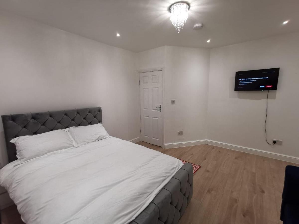 Three Bedroom Modern Apartment By Luton Airport And Luton Station Bagian luar foto