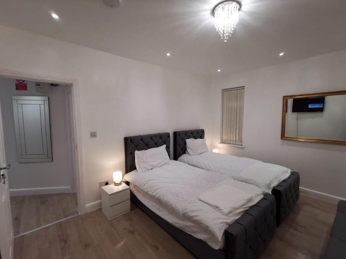 Three Bedroom Modern Apartment By Luton Airport And Luton Station Bagian luar foto
