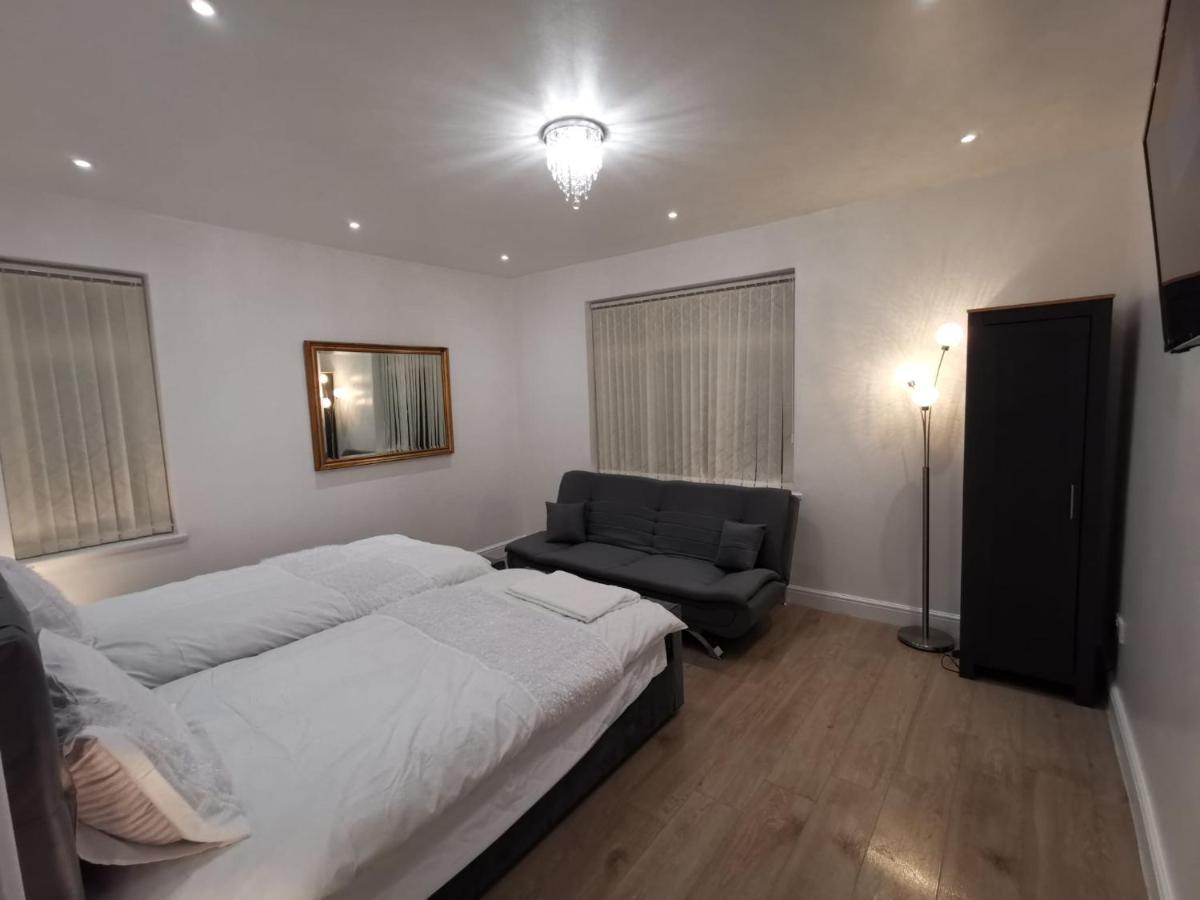 Three Bedroom Modern Apartment By Luton Airport And Luton Station Bagian luar foto