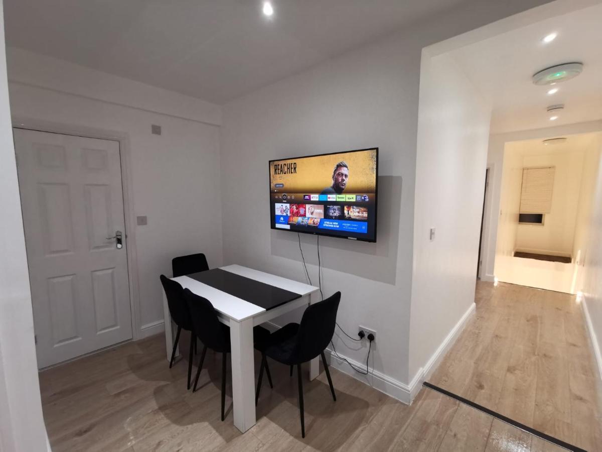 Three Bedroom Modern Apartment By Luton Airport And Luton Station Bagian luar foto